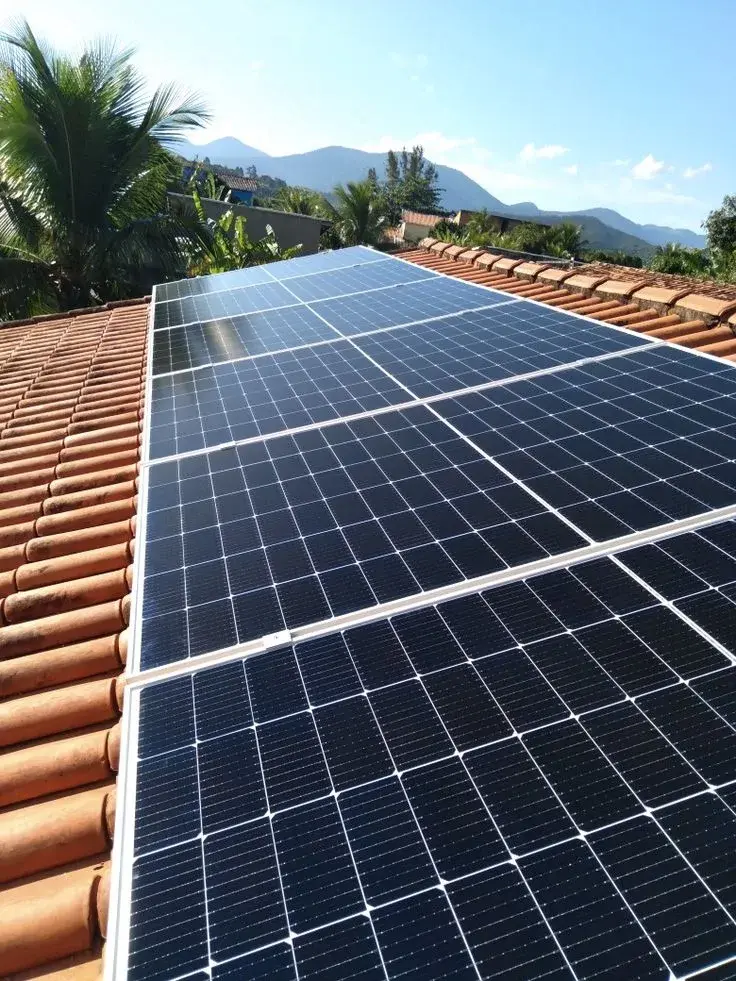 Painéis solares instalados no telhado de uma residência